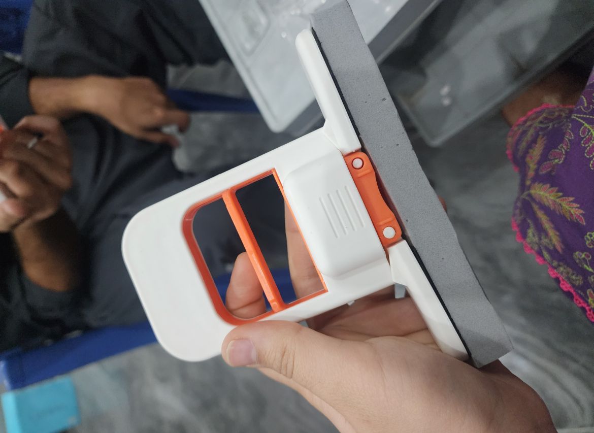 Mini Squeeze Mop™ – Compact & Portable Hands-Free Desktop Cleaner